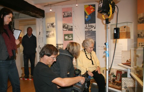 Auch das Hessische Fernsehen interessiert sich für die Geschichte von Elisabeth Zulauf. Das Kamerateam filmt im Waldecker Spielzeugmuseum, wie Elisabeth im Alter von 88 Jahren aus ihrer Kindheit berichtet.